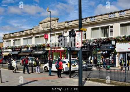 Scène de rue Wembley Central High Road, Borough of Brent, Londres, Angleterre, Royaume-Uni Banque D'Images