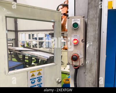 Bouton marche/arrêt et interrupteur de prise de porte sur la machine. (Flou) Banque D'Images