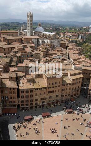 Avis de Torre del Mangia, la Piazza del Campo, Sienne, Toscane, Italie Banque D'Images