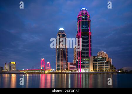 Tour jumelle UDC Pearl Qatar vue avec pont gewan Banque D'Images