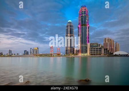 Tour jumelle UDC Pearl Qatar vue avec pont gewan Banque D'Images