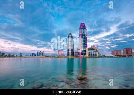 Tour jumelle UDC Pearl Qatar vue avec pont gewan Banque D'Images