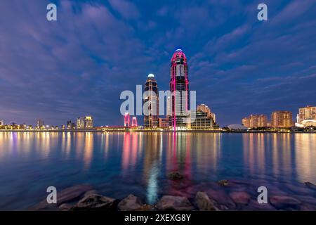 Tour jumelle UDC Pearl Qatar vue avec pont gewan Banque D'Images