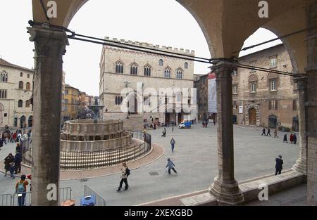 Palazzo dei Priori (aka Palazzo Comunale, mairie) et la Fontana Maggiore dans Piazza Quattro Novembre. Perugia. L'Ombrie, Italie Banque D'Images