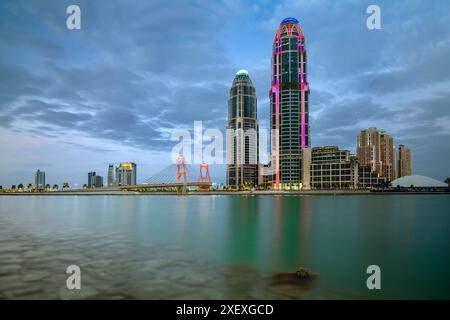 Tour jumelle UDC Pearl Qatar vue avec pont gewan Banque D'Images