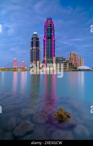 Tour jumelle UDC Pearl Qatar vue avec pont gewan Banque D'Images