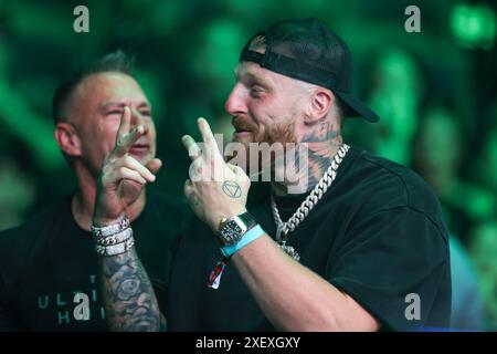 Las Vegas, États-Unis . 29 juin 2024. L'extrémité défensive des Raiders de Las Vegas Maxx Crosby regarde avant le combat du championnat des poids lourds légers de l'UFC lors de l'événement UFC 303 au T-Mobile Arena le 29 juin 2024 à Las Vegas, Nevada. Crédit : Brazil photo Press/Alamy Live News Banque D'Images