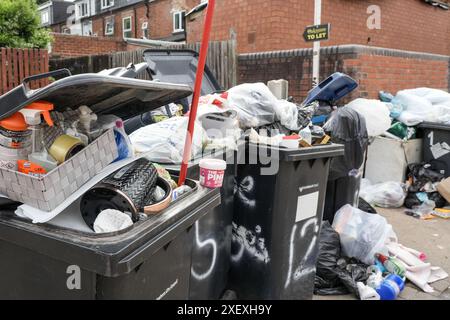 Selly Oak, Birmingham, le 30 juin 2024 - les rues résidentielles de Birmingham ont été transformées en dépotoirs lorsque les étudiants déménagent à la fin de leur contrat. La plupart des étudiants fréquentent l'Université de Birmingham qui est à environ 800 mètres des rues résidentielles en terrasses Selly Oak. Les routes ont principalement été achetées par les propriétaires qui les louent aux étudiants de premier cycle avec rangée sur rangée de panneaux «pour louer». Quelques résidents locaux vivent également dans la région, pris en sandwich entre les jeunes espoirs et ont surnommé la région 'Smelly Oak'. Crédit : arrêtez Press Media/Alamy Live News Banque D'Images