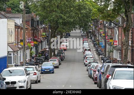 Selly Oak, Birmingham, le 30 juin 2024 - les rues résidentielles de Birmingham ont été transformées en dépotoirs lorsque les étudiants déménagent à la fin de leur contrat. La plupart des étudiants fréquentent l'Université de Birmingham qui est à environ 800 mètres des rues résidentielles en terrasses Selly Oak. Les routes ont principalement été achetées par les propriétaires qui les louent aux étudiants de premier cycle avec rangée sur rangée de panneaux «pour louer». Quelques résidents locaux vivent également dans la région, pris en sandwich entre les jeunes espoirs et ont surnommé la région 'Smelly Oak'. Crédit : arrêtez Press Media/Alamy Live News Banque D'Images