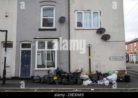 Selly Oak, Birmingham, le 30 juin 2024 - les rues résidentielles de Birmingham ont été transformées en dépotoirs lorsque les étudiants déménagent à la fin de leur contrat. La plupart des étudiants fréquentent l'Université de Birmingham qui est à environ 800 mètres des rues résidentielles en terrasses Selly Oak. Les routes ont principalement été achetées par les propriétaires qui les louent aux étudiants de premier cycle avec rangée sur rangée de panneaux «pour louer». Quelques résidents locaux vivent également dans la région, pris en sandwich entre les jeunes espoirs et ont surnommé la région 'Smelly Oak'. Crédit : arrêtez Press Media/Alamy Live News Banque D'Images