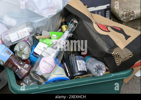 Selly Oak, Birmingham, 30 juin 2024 - canettes vides et bouteilles d'alcool laissées à l'extérieur des propriétés étudiantes. - Les rues résidentielles de Birmingham ont été transformées en décharges car les étudiants déménagent à la fin de leurs contrats. La plupart des étudiants fréquentent l'Université de Birmingham qui est à environ 800 mètres des rues résidentielles en terrasses Selly Oak. Les routes ont principalement été achetées par les propriétaires qui les louent aux étudiants de premier cycle avec rangée sur rangée de panneaux «pour louer». Crédit : arrêtez Press Media/Alamy Live News Banque D'Images