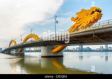 Vue imprenable sur le pont du Dragon (Cau Rong) sur la rivière Han au centre-ville de Da Nang (Danang), Vietnam. Magnifique paysage urbain. Banque D'Images