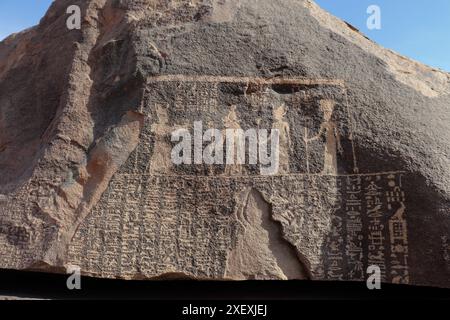 La stèle de la famine (anciennes inscriptions égyptiennes écrites en hiéroglyphes égyptiens situées sur l'île de Sehel à Assouan, Égypte) Banque D'Images