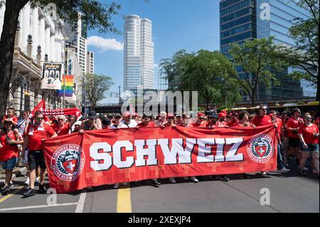 29.06.2024, Berlin, Deutschland, Europa - Fussballfans der Schweizer Fussballnationalmannschaft auf einem Fan-Marsch durch die Berliner City West entlang der Kantstrasse in Charlottenburg, vor dem Achtelfinal-Spiel gegen Italien waehrend der Fussball-EM UEFA EURO 2024. *** 29 06 2024, Berlin, Allemagne, Europe les fans de football de l'équipe nationale suisse de football défilent à travers Berlin City West le long de la Kantstrasse à Charlottenburg, avant la manche du 16e match contre l'Italie lors du Championnat d'Europe de football UEFA EURO 2024 Banque D'Images