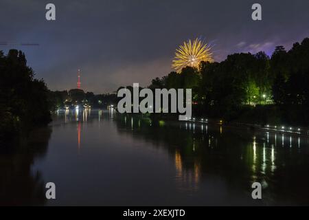 Feux d'artifice de Turin reflétant sur le fleuve po avec mole Antonelliana en arrière-plan. Banque D'Images