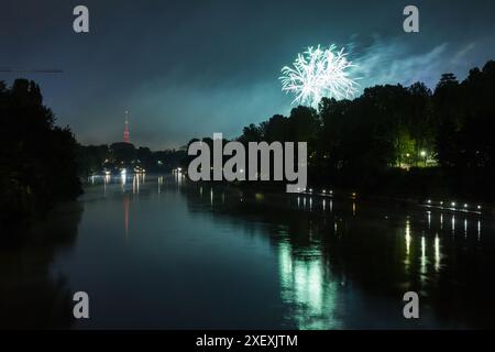 Feux d'artifice de Turin reflétant sur le fleuve po avec mole Antonelliana en arrière-plan. Banque D'Images