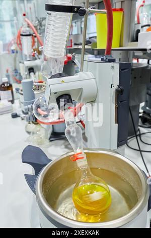 Distillateur, laboratoire, recherche sur la synthèse, l'assemblage et la transformation des polymères, Donostia, Saint-Sébastien, Gipuzkoa, pays Basque, Espagne, Europe Banque D'Images