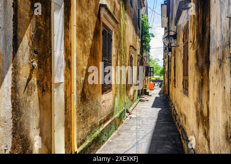 Vue du matin de la rue étroite confortable à Hoi an, Vietnam. Pittoresque vieille maison jaune traditionnelle. Banque D'Images