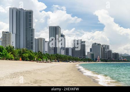 Magnifique littoral de Nha Trang, Vietnam. Vue imprenable sur la baie de Nha Trang de la mer de Chine méridionale et la ville côtière. Magnifique paysage urbain. Banque D'Images