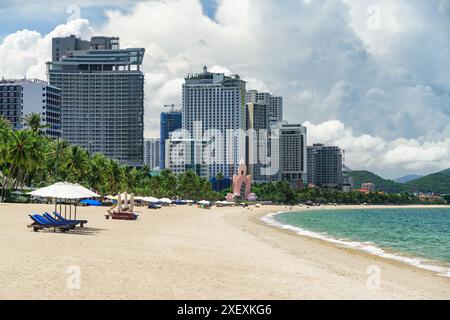 Magnifique littoral de Nha Trang, Vietnam. Vue imprenable sur la baie de Nha Trang de la mer de Chine méridionale et la ville côtière. Magnifique paysage urbain. Banque D'Images