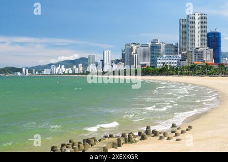 Magnifique littoral de Nha Trang, Vietnam. Vue imprenable sur la baie de Nha Trang de la mer de Chine méridionale et la ville côtière. Magnifique paysage urbain. Banque D'Images