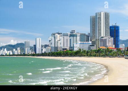 Magnifique littoral de Nha Trang, Vietnam. Vue imprenable sur la baie de Nha Trang de la mer de Chine méridionale et la ville côtière. Magnifique paysage urbain. Banque D'Images