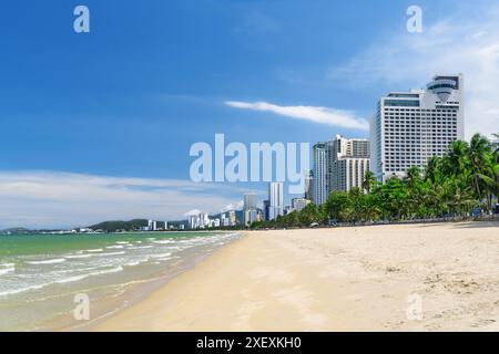 Magnifique littoral de Nha Trang, Vietnam. Vue imprenable sur la baie de Nha Trang de la mer de Chine méridionale et la ville côtière. Magnifique paysage urbain. Banque D'Images