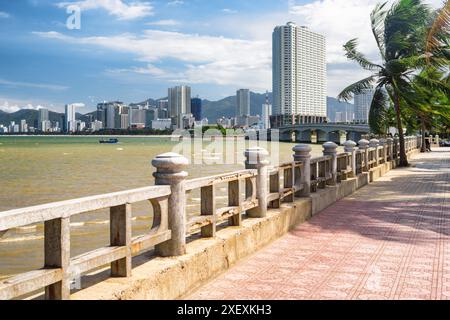 Magnifique littoral de Nha Trang, Vietnam. Vue imprenable sur la baie de Nha Trang de la mer de Chine méridionale et la ville côtière. Magnifique paysage urbain. Banque D'Images