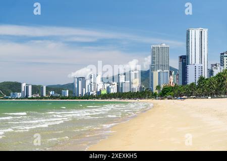 Magnifique littoral de Nha Trang, Vietnam. Vue imprenable sur la baie de Nha Trang de la mer de Chine méridionale et la ville côtière. Magnifique paysage urbain. Banque D'Images