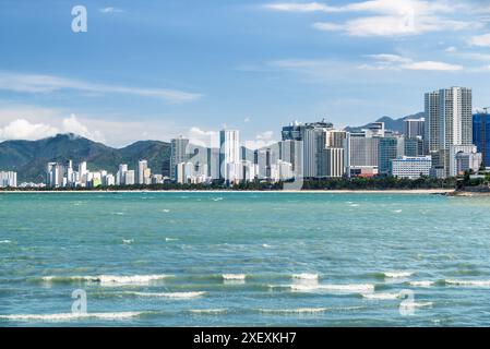 Magnifique littoral de Nha Trang, Vietnam. Vue imprenable sur la baie de Nha Trang de la mer de Chine méridionale et la ville côtière. Magnifique paysage urbain. Banque D'Images