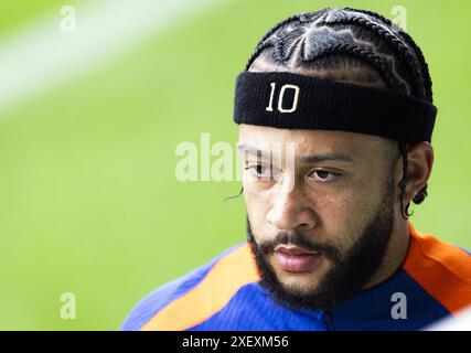 WOLFSBURG - Memphis Depay lors d'une séance d'entraînement de l'équipe nationale néerlandaise au stade AOK le 30 juin 2024 à Wolfsburg, Allemagne. L'équipe nationale néerlandaise se prépare pour la manche des 16 au Championnat d'Europe de football en Allemagne contre la Roumanie. ANP KOEN VAN WEEL Banque D'Images