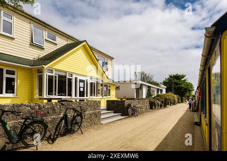 Commerces et cafés sur l'avenue dans le quartier du village. Sark, Guernesey, Îles Anglo-Normandes, Royaume-Uni, Grande-Bretagne, Europe Banque D'Images