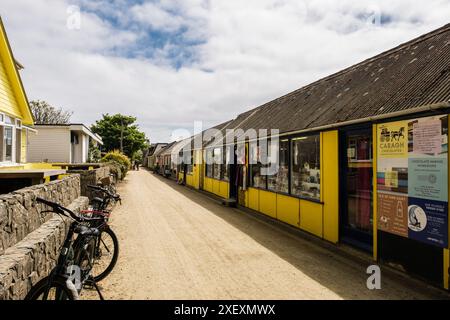 Commerces et cafés sur l'avenue dans le quartier du village. Sark, Guernesey, Îles Anglo-Normandes, Royaume-Uni, Grande-Bretagne, Europe Banque D'Images