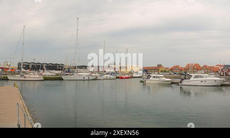 La marina dans le port de Skagen avec voiliers et bateaux à moteur, Danemark, 28 mai 2024 Banque D'Images