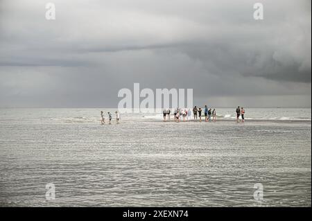Personnes debout dans les eaux peu profondes à la pointe nord du Danemark à Skagen, le 30 mai 2024 Banque D'Images