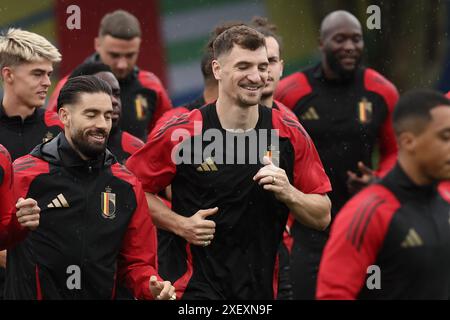 Freiberg, Allemagne. 30 juin 2024. Le belge Yannick Carrasco et le belge Thomas Meunier photographiés lors d'une séance d'entraînement de l'équipe nationale belge de football Red Devils, dimanche 30 juin 2024 à leur camp de base à Freiberg am Neckar, Allemagne, lors des Championnats d'Europe de football UEFA Euro 2024. Lundi, les Diables rouges rencontreront la France dans le Round of 16. BELGA PHOTO BRUNO FAHY crédit : Belga News Agency/Alamy Live News Banque D'Images