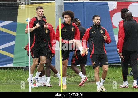 Freiberg, Allemagne. 30 juin 2024. Les Belges Thomas Meunier, Axel Witsel et Yannick Carrasco photographiés lors d'une séance d'entraînement de l'équipe nationale belge de football Red Devils, dimanche 30 juin 2024 dans leur camp de base à Freiberg am Neckar, Allemagne, lors des Championnats d'Europe de football UEFA Euro 2024. Lundi, les Diables rouges rencontreront la France dans le Round of 16. BELGA PHOTO BRUNO FAHY crédit : Belga News Agency/Alamy Live News Banque D'Images