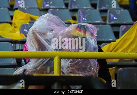 Orage dans le stade, arbitre interrompre le match dans le meilleur des 16 matchs ALLEMAGNE, Danemark. , . Le 29 juin 2024 à Dormund, Allemagne. Photographe : ddp images/STAR-images crédit : ddp Media GmbH/Alamy Live News Banque D'Images