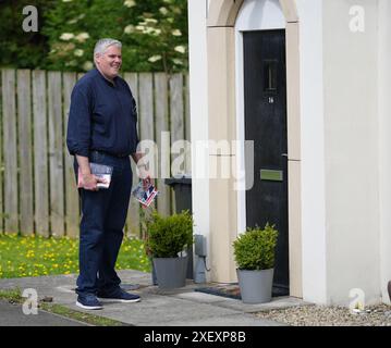 Le chef du DUP, Gavin Robinson, sollicite des votes aux élections de Westminster dans sa circonscription d'East Belfast. Date de la photo : samedi 22 juin 2024. Banque D'Images