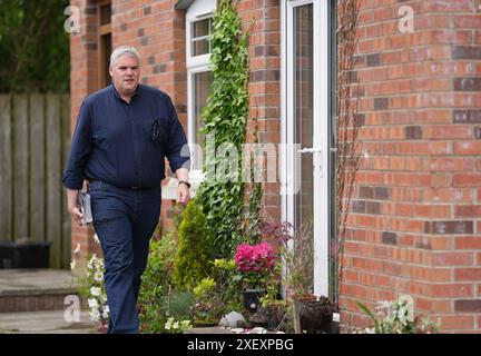Le chef du DUP, Gavin Robinson, sollicite des votes aux élections de Westminster dans sa circonscription d'East Belfast. Date de la photo : samedi 22 juin 2024. Banque D'Images