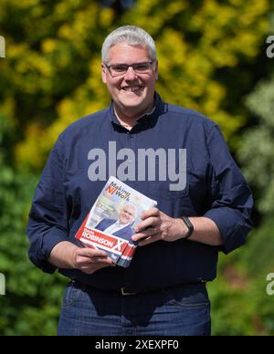 Le chef du DUP, Gavin Robinson, sollicite des votes aux élections de Westminster dans sa circonscription d'East Belfast. Date de la photo : samedi 22 juin 2024. Banque D'Images