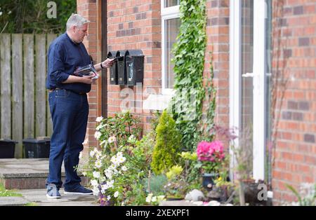 Le chef du DUP, Gavin Robinson, sollicite des votes aux élections de Westminster dans sa circonscription d'East Belfast. Date de la photo : samedi 22 juin 2024. Banque D'Images