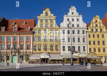 WROCLAW, POLOGNE - 4 NOVEMBRE 2023 : ce sont des maisons historiques sur la place du marché. Banque D'Images