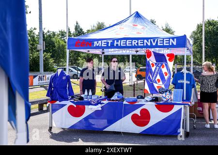 Heerenveen, pays-Bas. 29 juin 2024. HEERENVEEN, PAYS-BAS - JUIN 29 : point de vente de produits pour fans lors de la première formation de SC Heerenveen au Sportpark Skoatterwâld le 29 juin 2024 à Heerenveen, pays-Bas. (Photo de Pieter van der Woude/Orange Pictures) crédit : Orange pics BV/Alamy Live News Banque D'Images