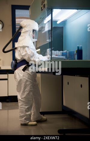 Culture microbiologique, travaillant dans une armoire à flux laminaire utilisant un équipement de sécurité surveillé (niveau de biosécurité 2), laboratoire de bactériologie, Departame Banque D'Images