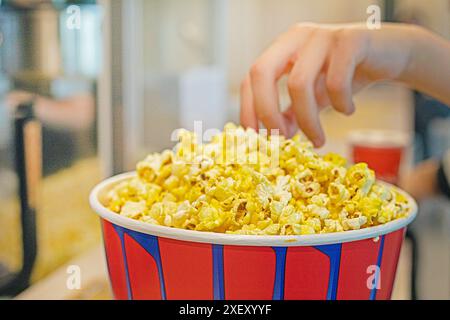 goûtez au pop-corn classique avant de regarder un film. Journée en famille Banque D'Images