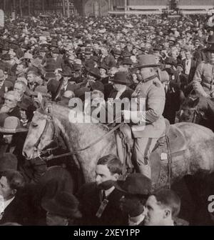 Photo vintage de la place et des rues remplies de personnes sincères écoutant le président Roosevelt - Sherman, Texas.ÉTATS-UNIS.Avril 1905 Banque D'Images