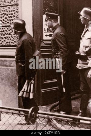 Putsch nazi à Vienne (putsch de juillet) et assassinat du chancelier Engelbert Dollfuss. Autriche, 1934 policiers armés de grenades à chargement par la culasse et des membres de la heimwehr se préparent à reprendre le bâtiment de la Radio de Vienne. 1934/07/25 Banque D'Images