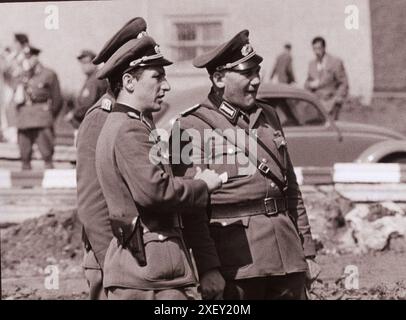 Photo d'époque de la crise de Berlin de 1961 : construire le mur des gardes-frontières est-allemand. Berlin Ouest/est. Août 1961 Banque D'Images