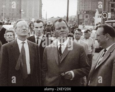 Crise de Berlin de 1961. Willy Brandt maire de Berlin-Ouest. Une série de photos d'archives représente l'interdiction de voyager d'août 1961 entre Berlin-est et Berlin-Ouest et montre la construction de barricades qui deviendraient finalement le mur de Berlin. Allemagne. 1961 Banque D'Images